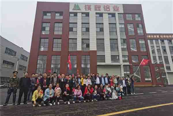 公司五一团建合照