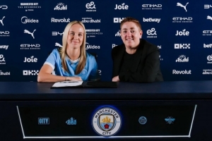曼城官方：阿森纳女足前锋贝丝·米德加盟，签约至2029年