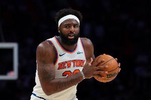 不会罚球！米切尔·罗宾逊常规赛5.7分8.8板 季后赛4.8分5.5板