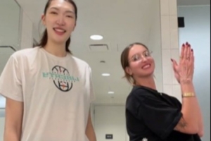心情不错噢！韩旭晒与队友合拍的舞蹈视频：舞一曲