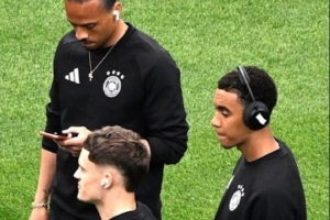 图片报：在FIFA要求下，穆西亚拉用胶带遮挡他的耳机品牌logo