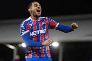邮报：切尔西想引进进攻属性强且经验丰富的中后卫，考虑拉克鲁瓦