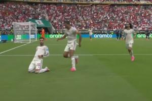 西班牙1-0乌拉圭！40岁穆斯莱拉扑救黄油手，巴埃纳转身抽射破门