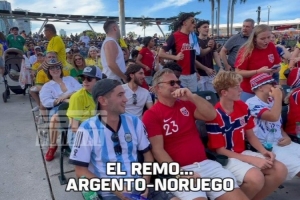 划船庆祝！阿根廷球迷与挪威球迷一起庆祝巴西出局