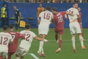 差点啊！补时阶段，B席头球稍稍高出横梁