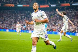 将加盟曼联！TA谈蒂莱曼斯：擅长阅读比赛进行防守拦截，也能传球