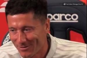 逗笑记者！莱万调侃：真搞不懂你们为啥叫soccer，明明是用脚踢的