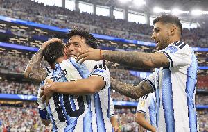 接着怼！内维尔：罗梅罗利马近4场淘汰赛丢6球，赢球全靠GOAT梅西