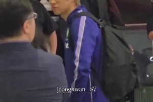 抗议与声援交织韩国球迷怒斥主帅和足协，转头高呼李刚仁加油